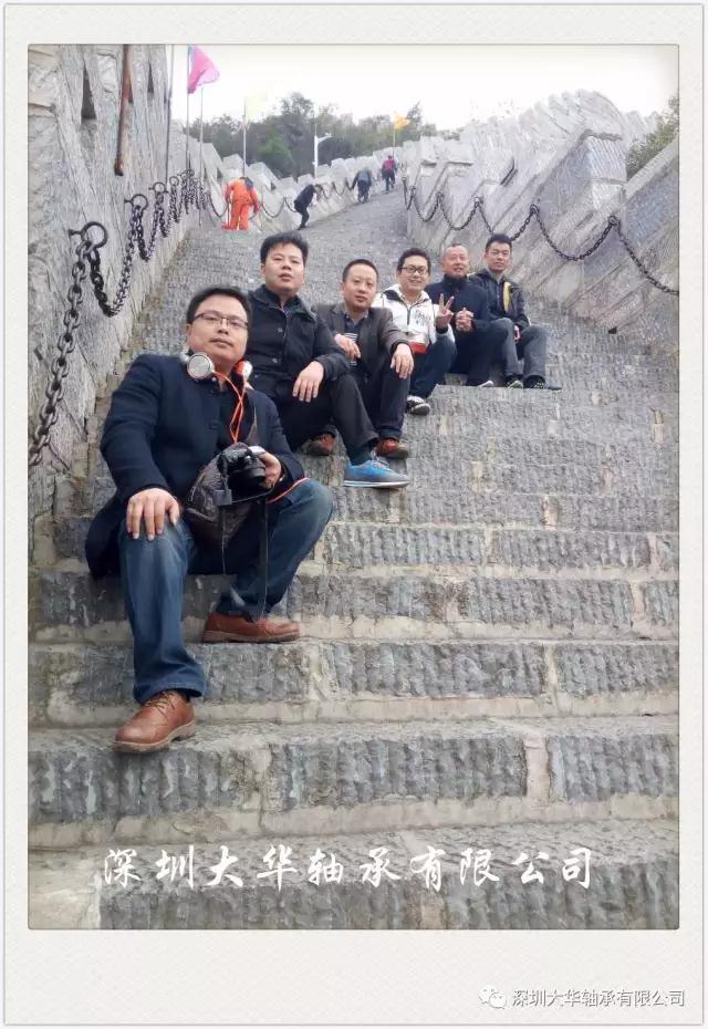 古城墻，坐在最前邊的是號稱體重130的時尚達人—九哥